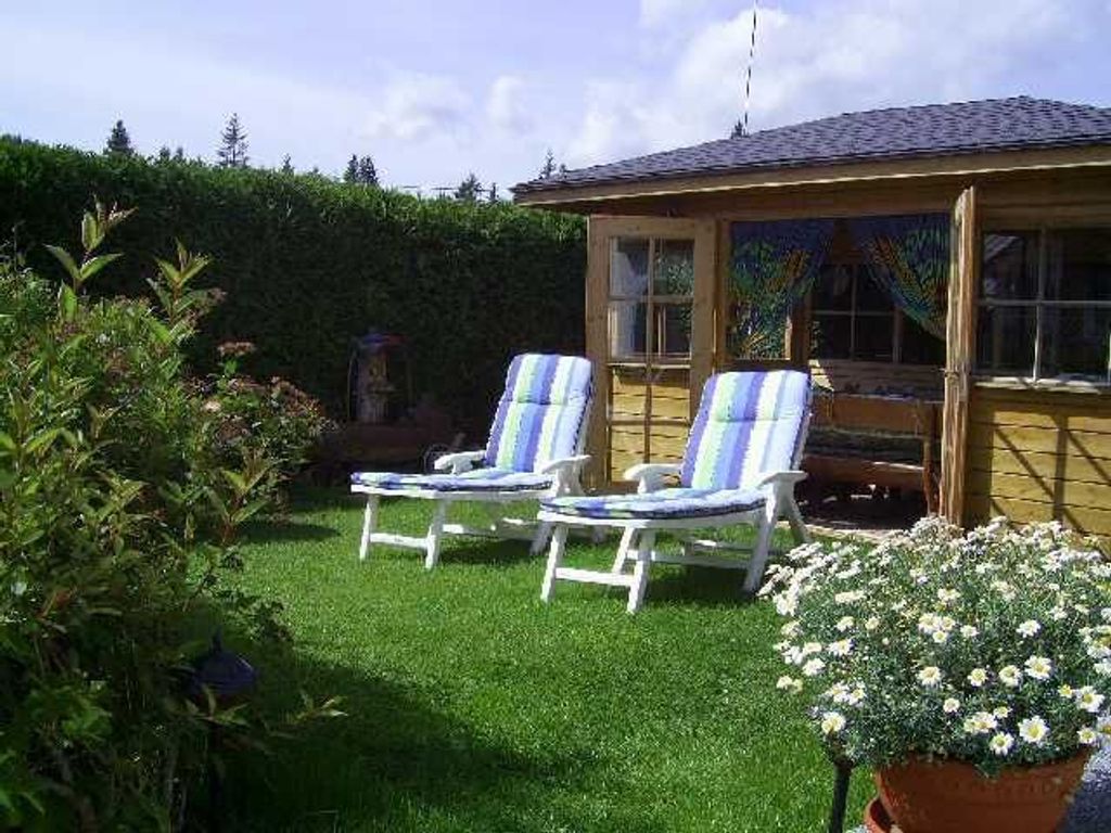 Liegewiese und Gartenhütte zum verweilen