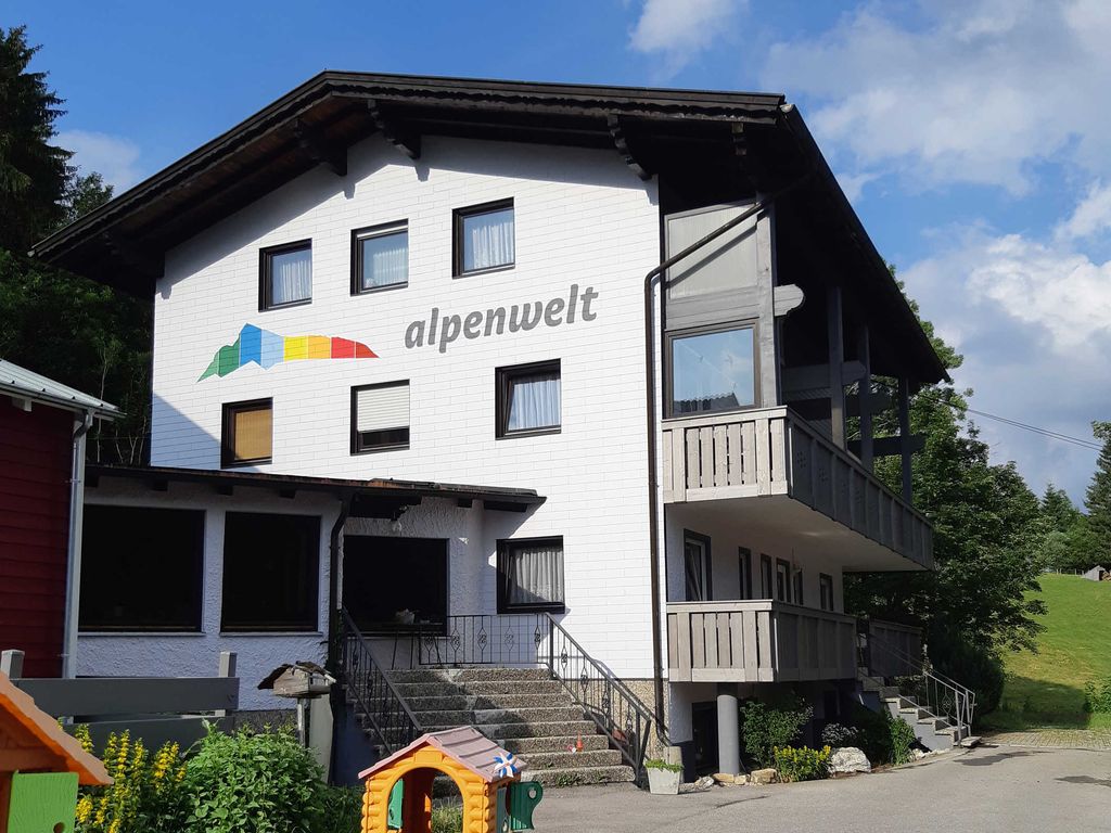 Westansicht mit Frühstücksraum