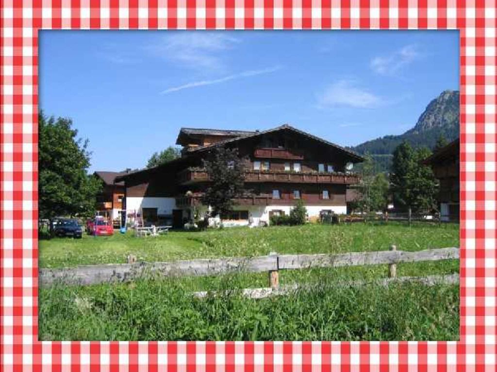 Im Haupthaus befinden sich drei helle Doppelzimmer und eine neu eingerichtete Ferienwohnung.
