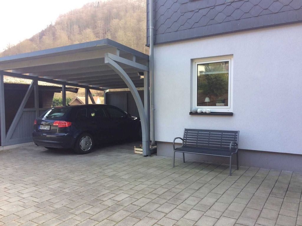 Parkplatz mit Carport für 2 Autos