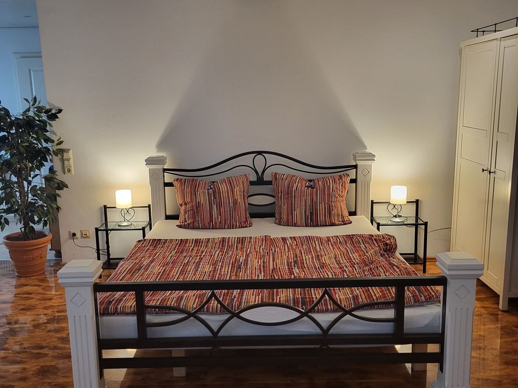 Schlafbereich mit Doppelbett und Schlafcouch