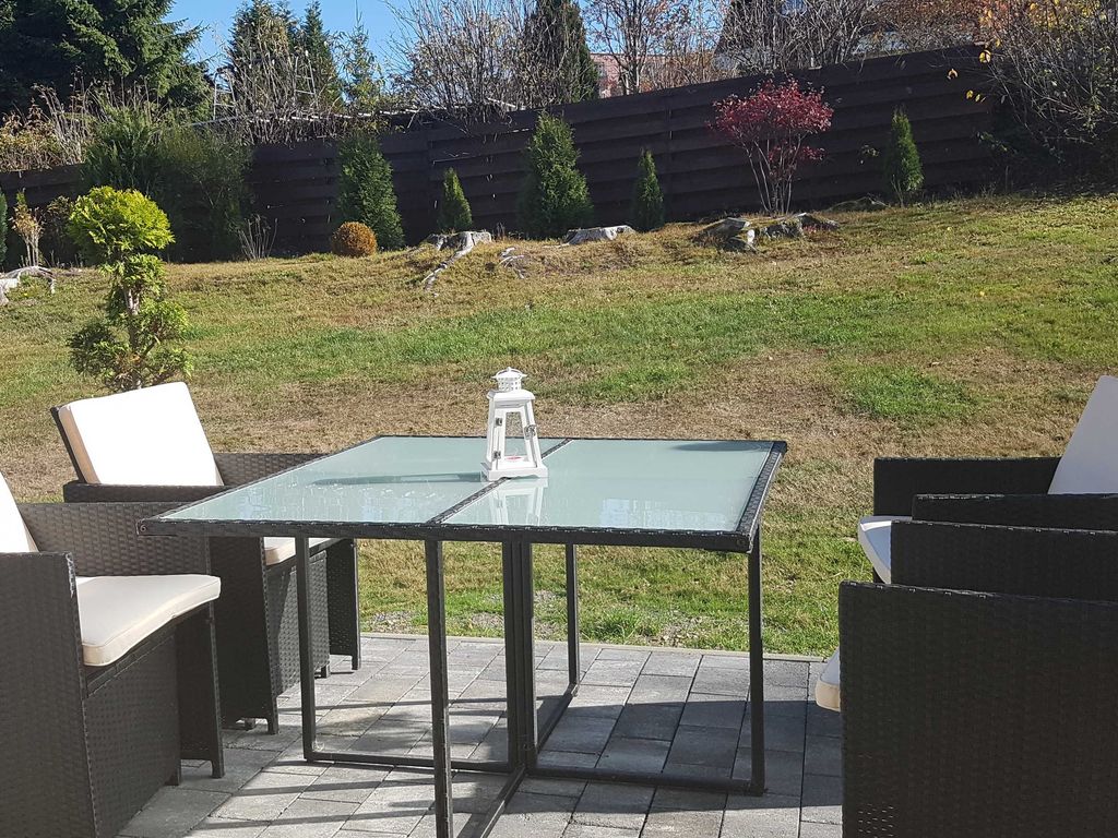 Terrasse auf der Rückseite des Gebäudes