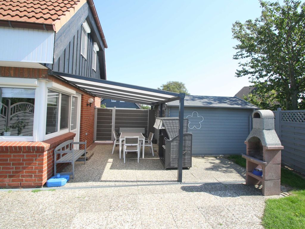 Eingezäunter Garten mit Terrassenüberdachung