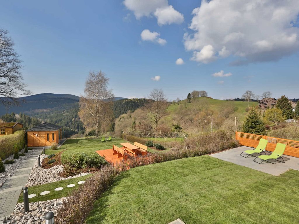 Gartenanlage mit Sitzplatz, Liege- und Spielwiese und Gartenhaus