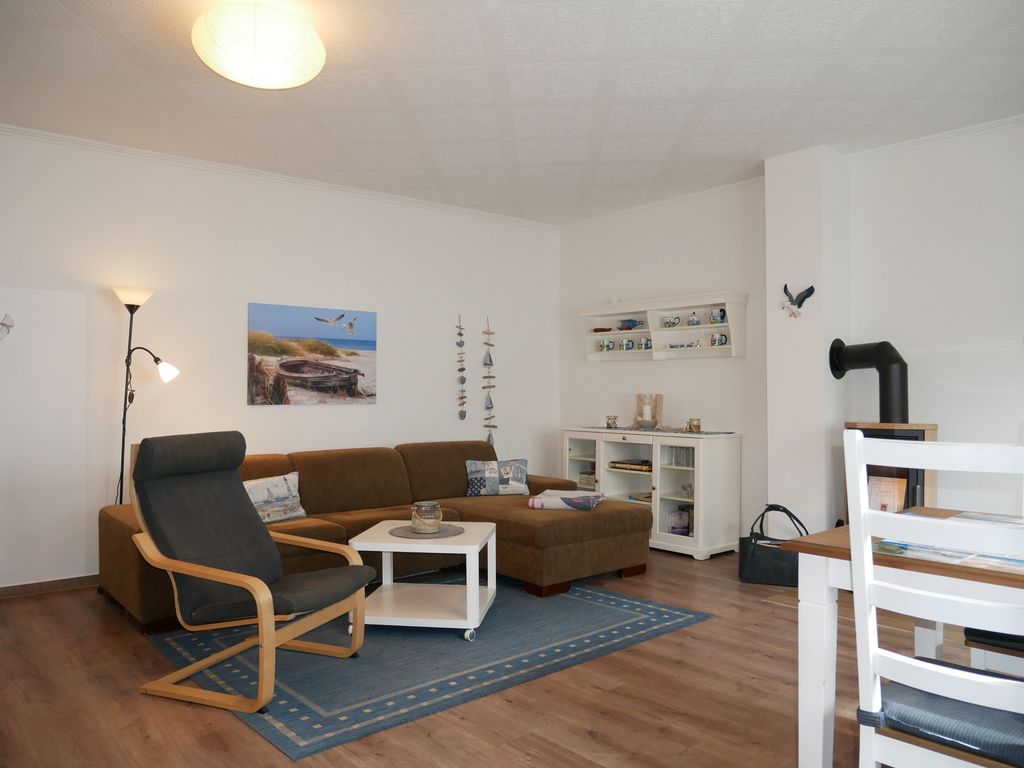 Wohnzimmer mit offener Küche, Essplatz und Kamin