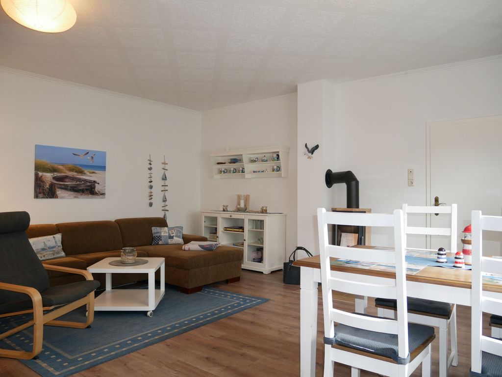 Wohnzimmer mit offener Küche, Essplatz und Kamin