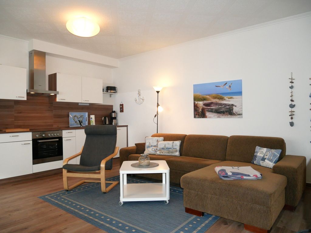 Wohnzimmer mit offener Küche, Essplatz und Kamin