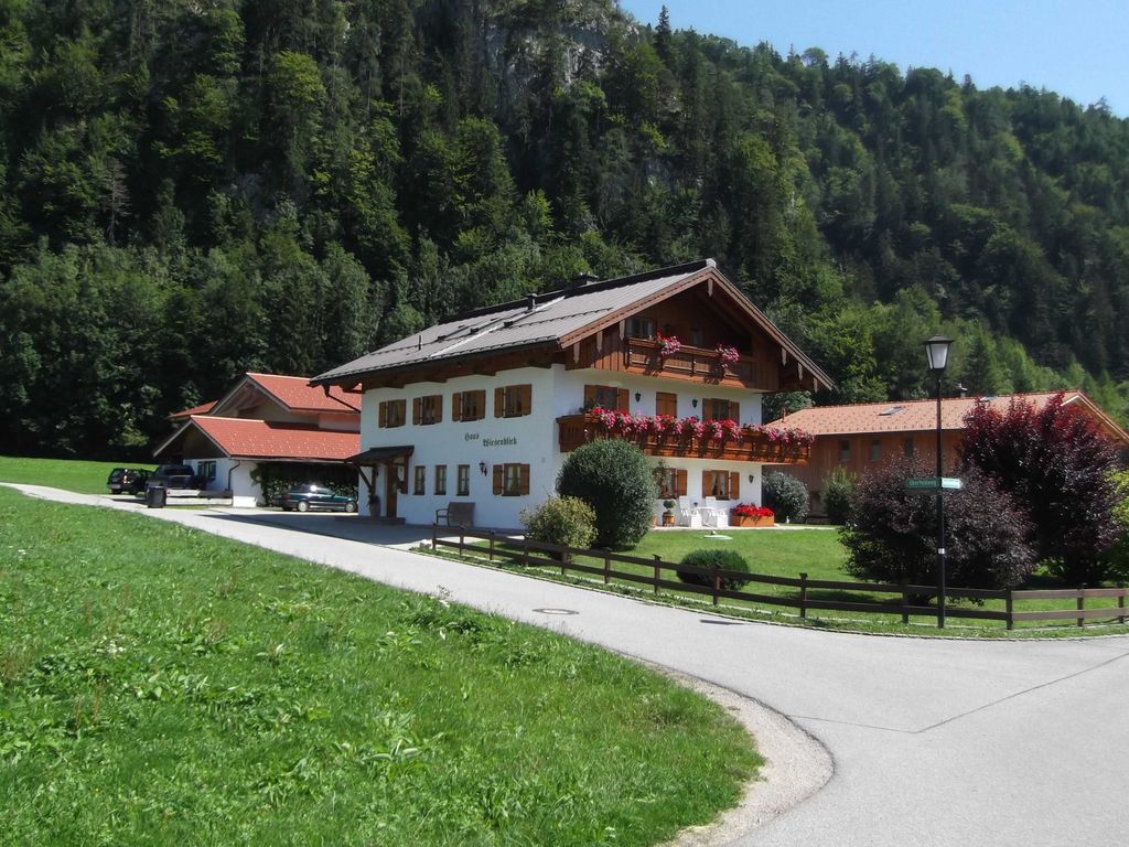 Herzlich Willkommen im Haus Wiesenblick, ruhige und doch zentrale Seitenstrasse
