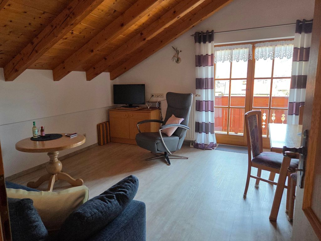 Wohnraum mit Essecke, Zugang zum Balkon
