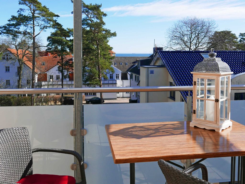 Residenz Strandstraße 31 Baabe – Blick vom Balkon über die Dächer des Ortes bis zur Ostsee