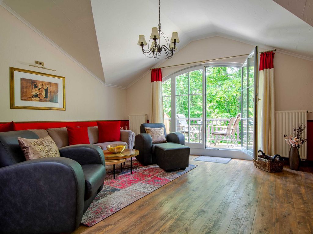 Das gemütliche Wohnzimmer mit Zugang zum möblierten Balkon