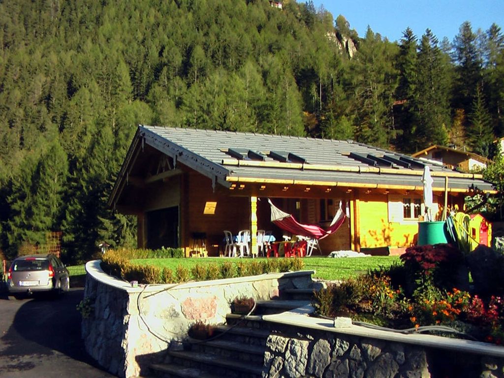 Blockhaus im Garten mit Grillmöglichkeit, Spielwiese und Sonnenterrasse