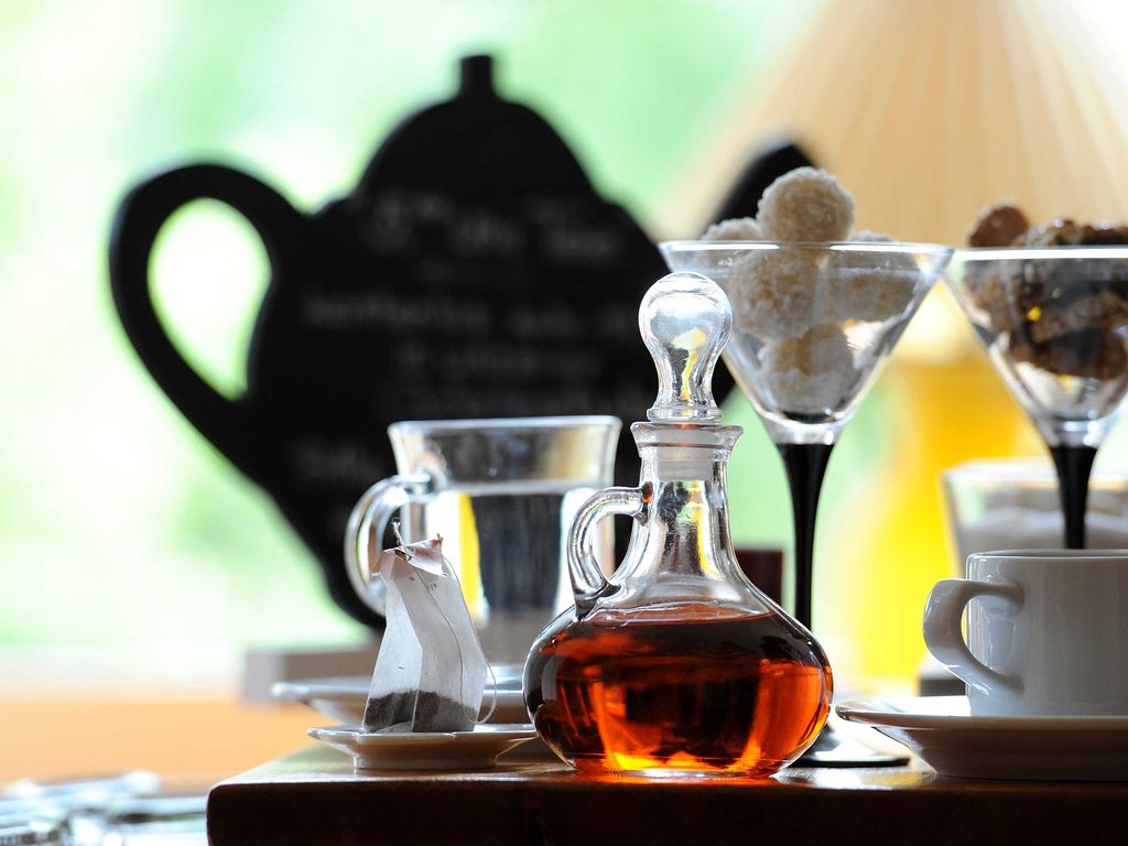 Täglich Fünf-Uhr-Tee (Kaffee und Tee zur freien Entnahme)