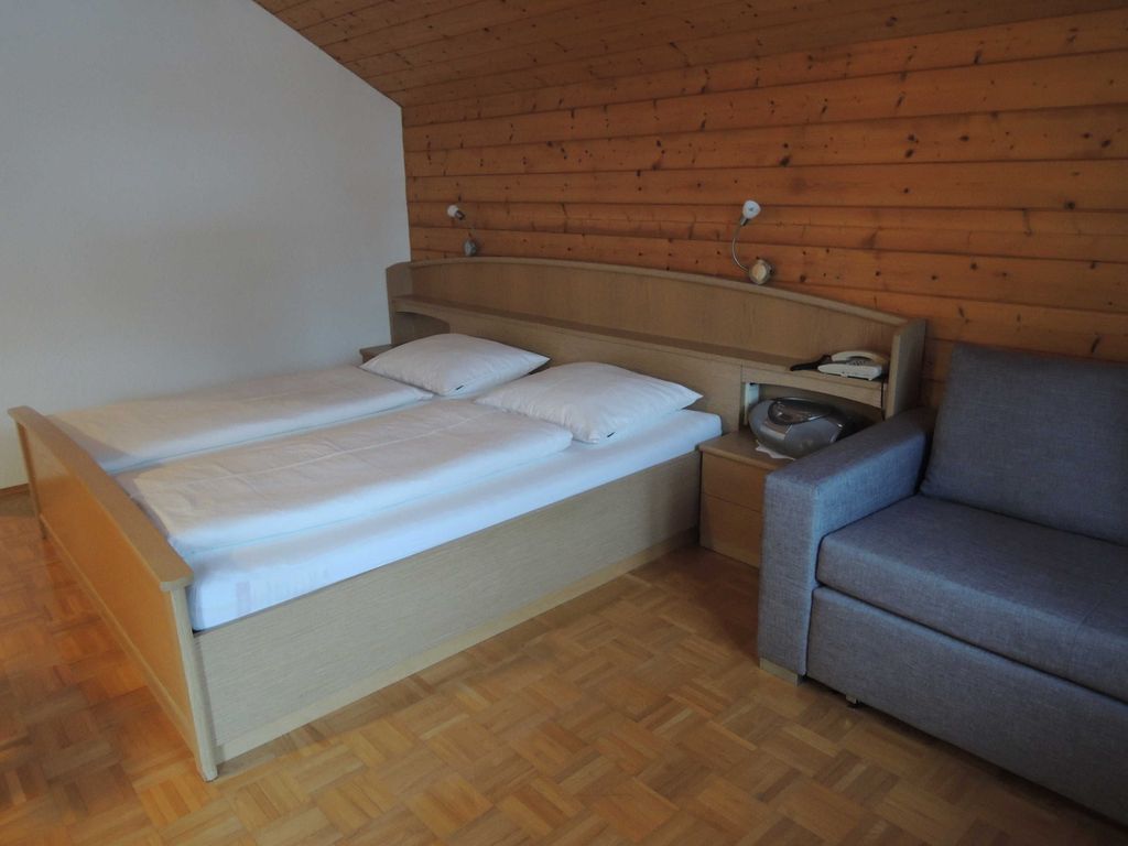 Doppelbett und ausziehbares Sofa