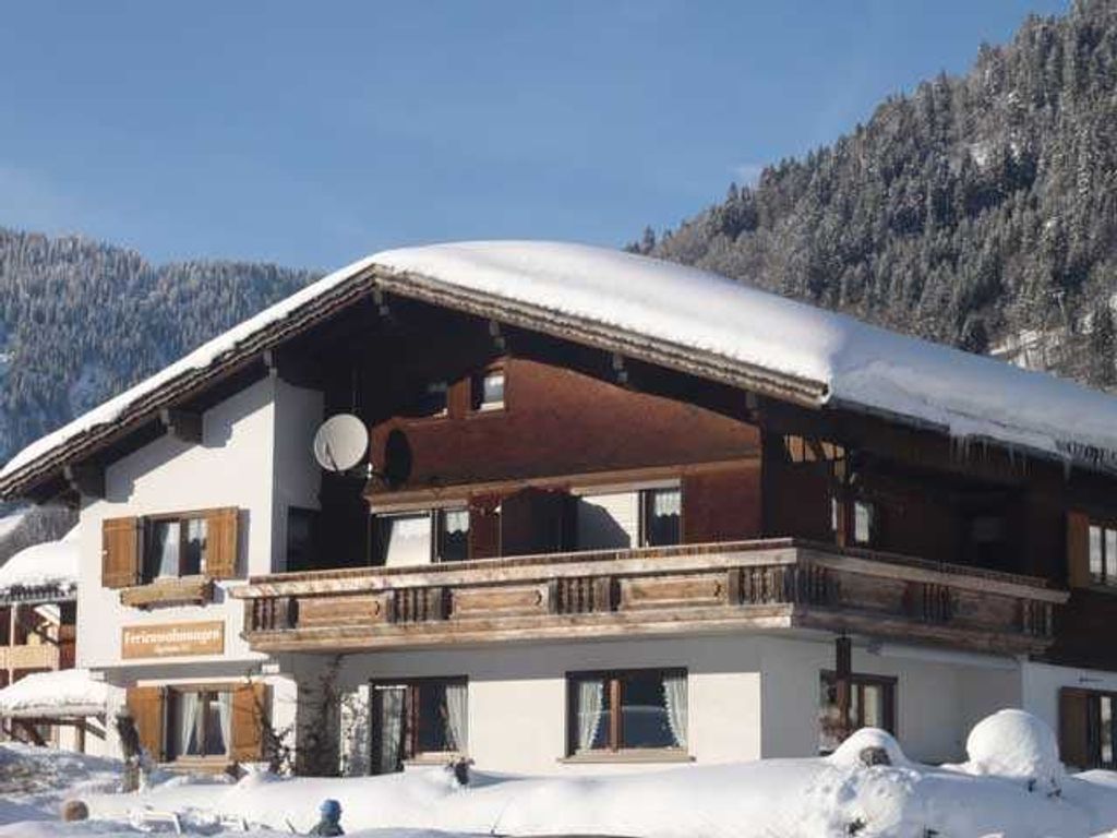Unser Haus im Winter. Der große  Balkon ist ideal ,nach dem Skifahren die Sonne zu genießen!