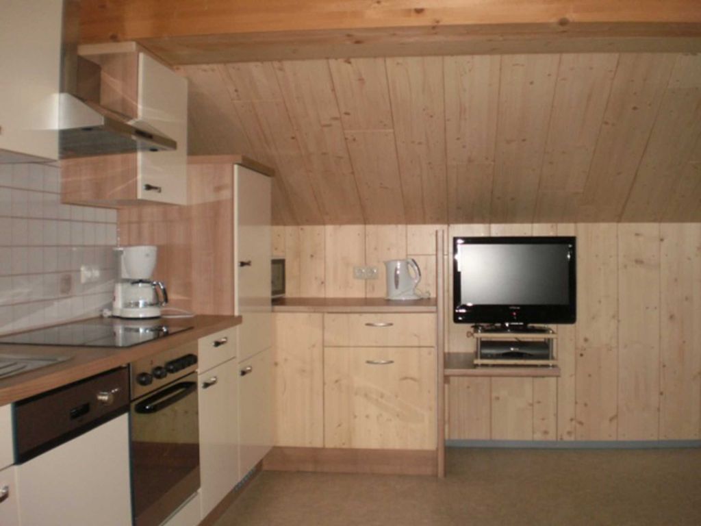 Wohnküche mit TV und Balkon (Ferienwohnung 2)