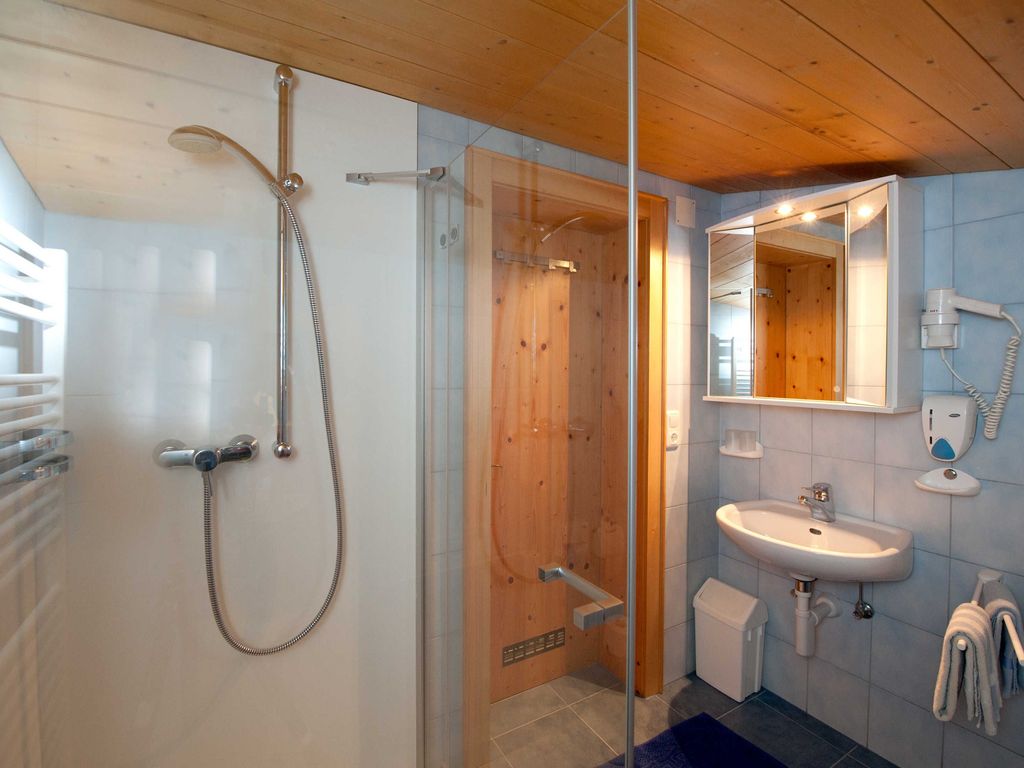 Dusche und WC - Appartement Enzian