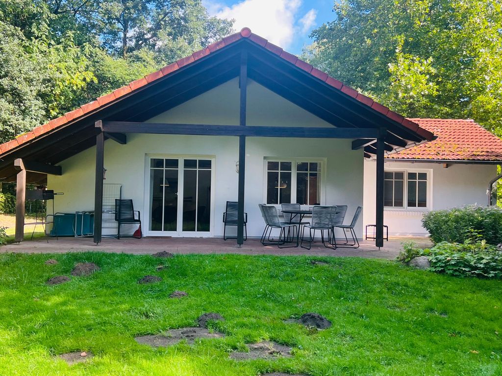 Außenansicht mit Terrasse