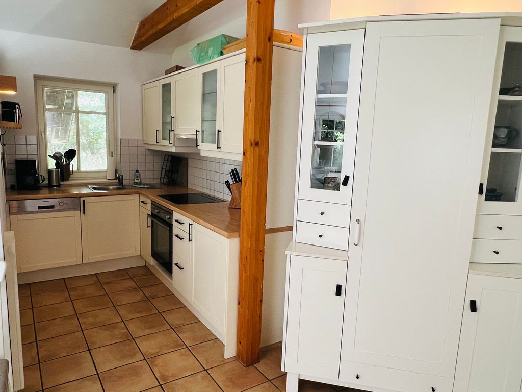 Küche mit Herd- Backofen, Kühl- Gefrierkombination, Kaffeemaschine, Wasserkocher, Toaster und vielem mehr