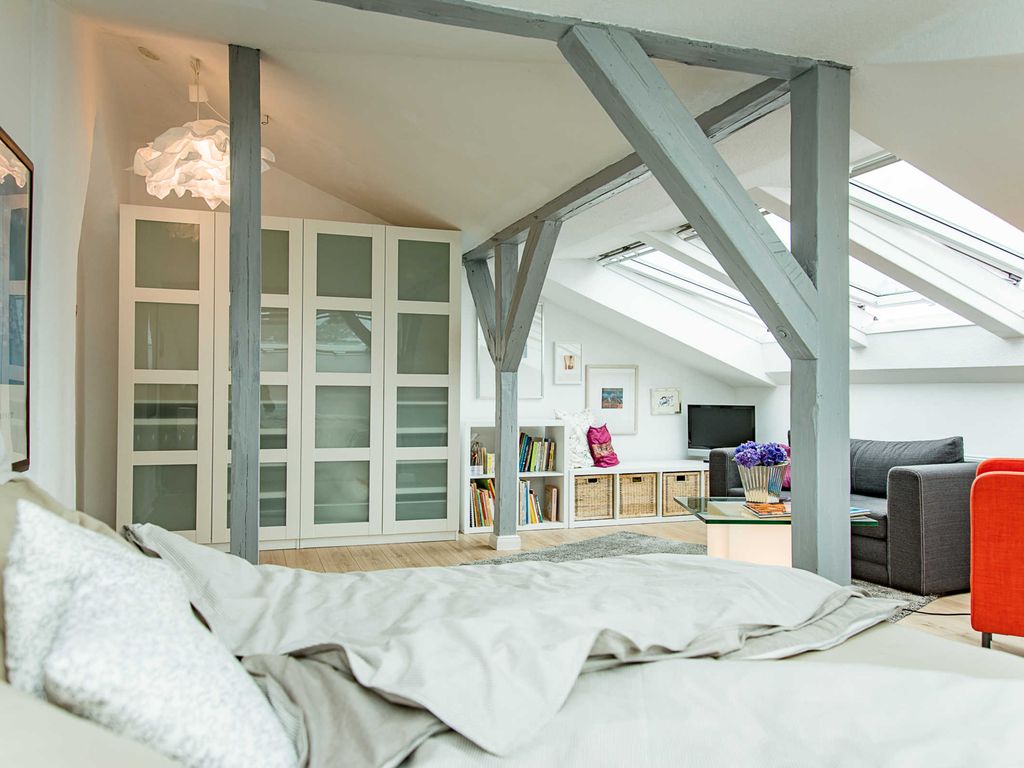 Wohn-/Schlafzimmer mit Sitzecke/TV