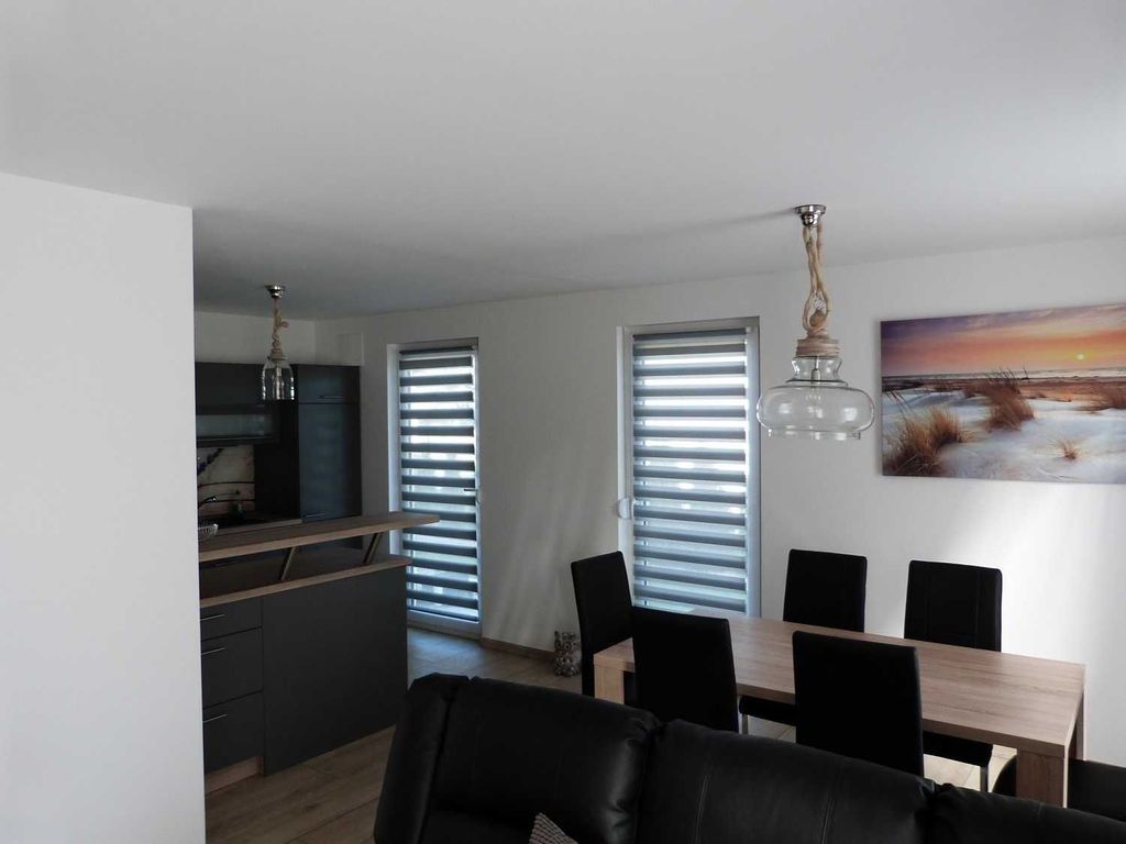 Wohn- und Essbereich - 
Das Ferienhaus Möwenkoje im Ostseebad Karlshagen auf der Insel Usedom zeigt den offenen Wohn- und Essbereich mit Sitzgruppe und Esstisc