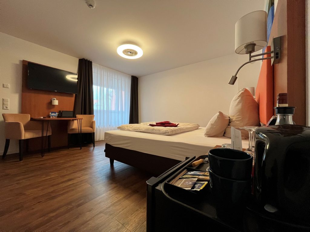 Comfort-Einzelzimmer mit Doppelbett (55cm Schlafhöhe), Minibar und Willkommestablett mit Wasserkocher, Flachbild TV