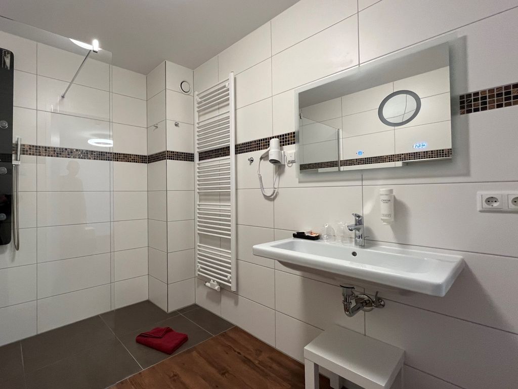Bad mit ebenerdiger Dusche, Waschtisch und WC