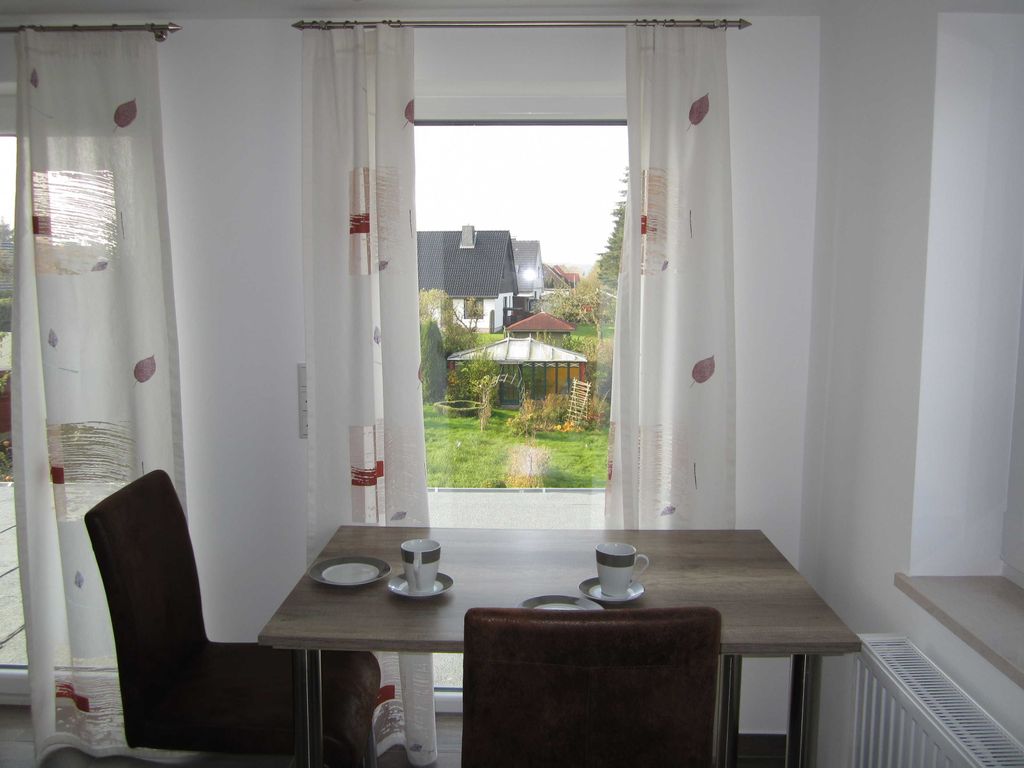 Essecke mit Blick auf den Garten