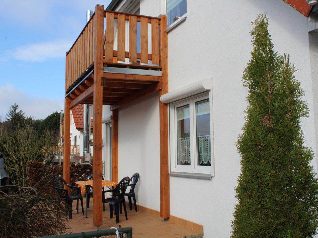 Seitenansicht des Hauses mit Terrasse und Balkon