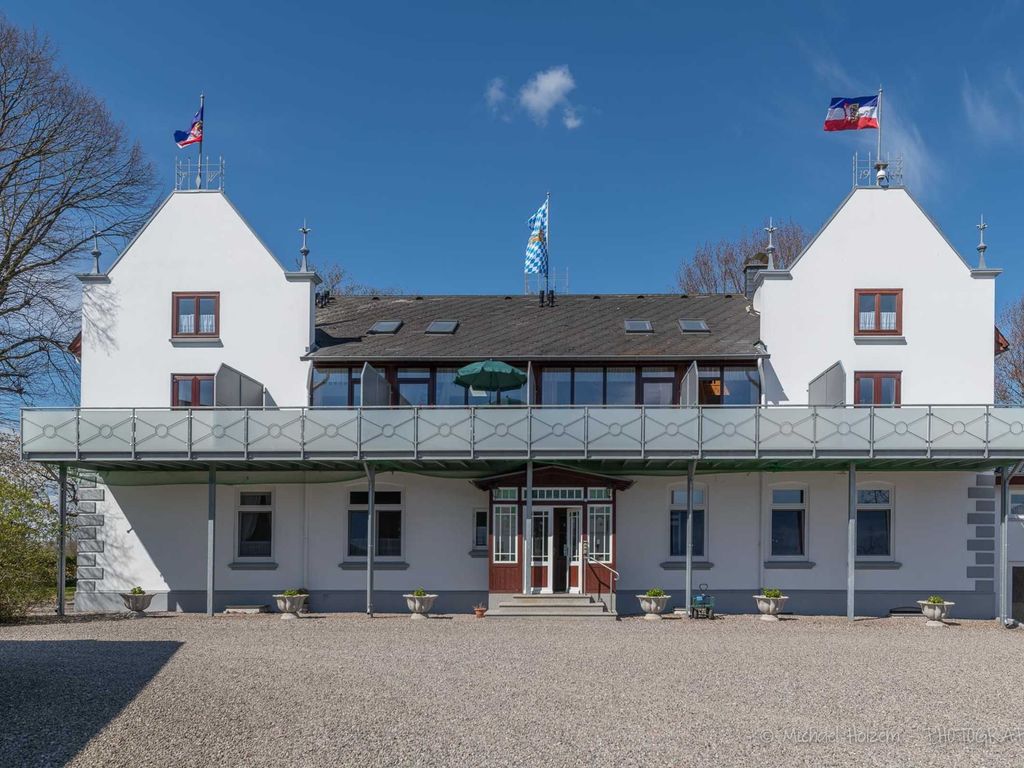 Die Rückseite des Herrenhauses zum Hof hin mit den Balkonen der Ferienwohnungen