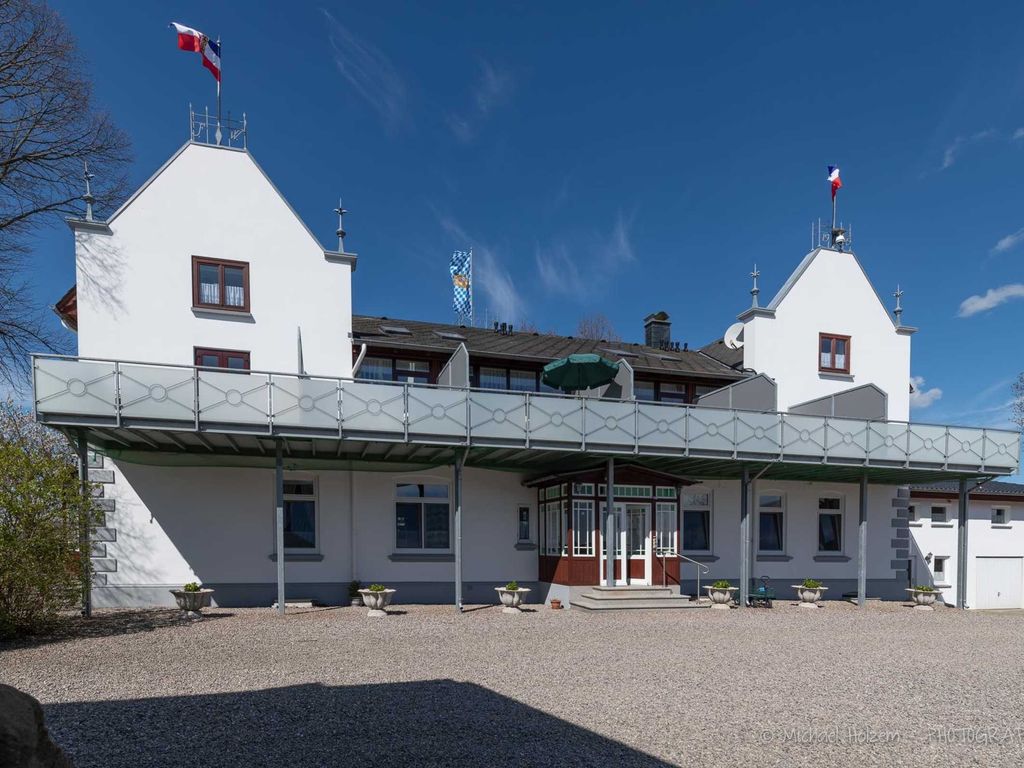 ...mit den Balkonen der Ferienwohnungen.
