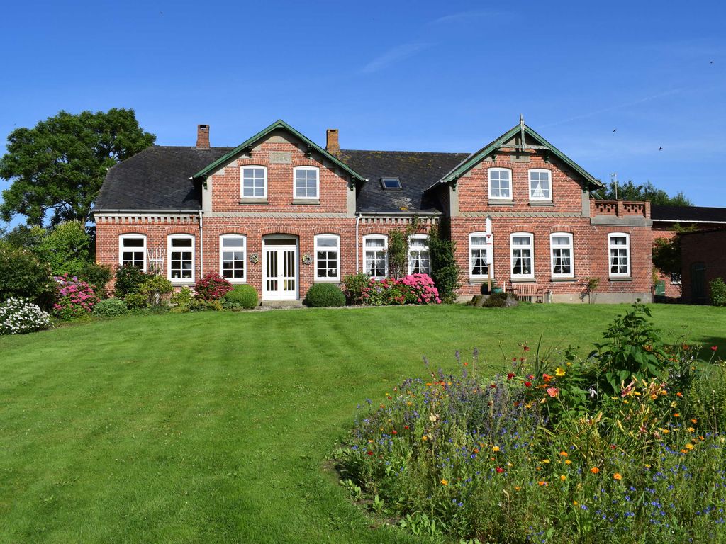 Außenansicht mit großem Garten