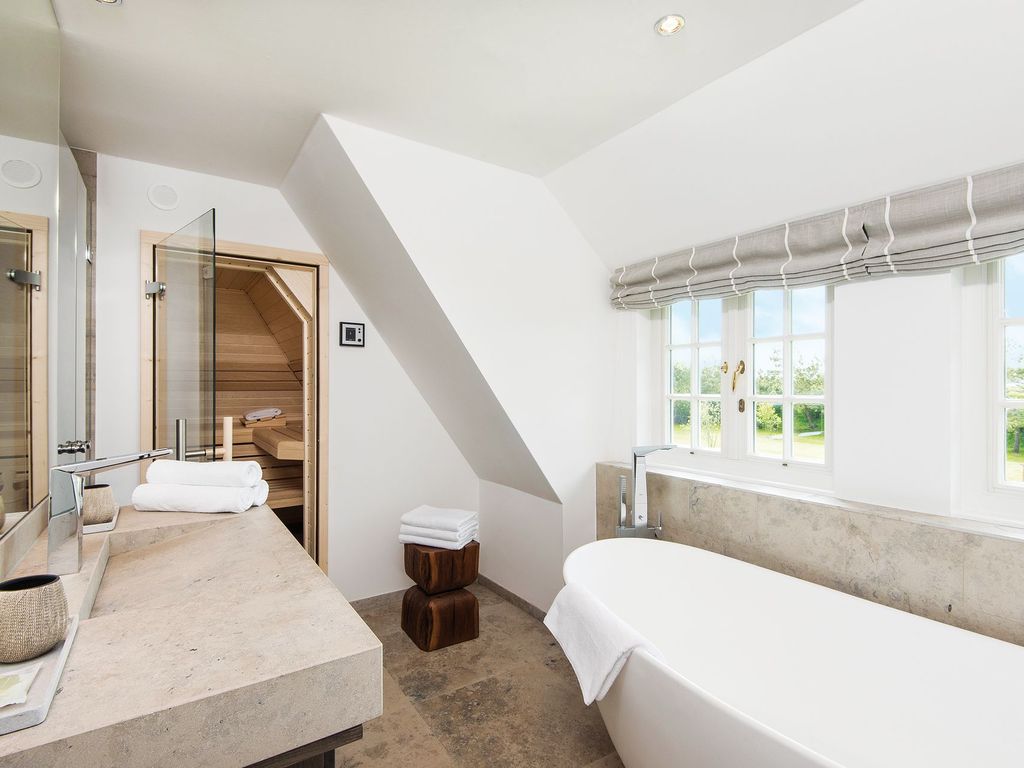 Wellnessbad mit Saune und Badewanne