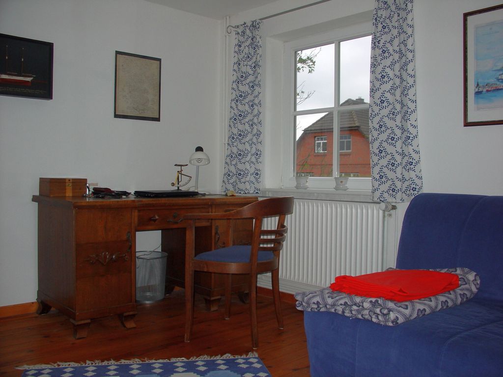 Zweites Wohnzimmer mit Arbeitsplatz und Schlafsofa