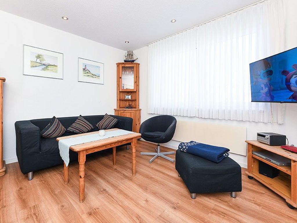 Wohnzimmer mit räumlich abgeteilter Küchennische