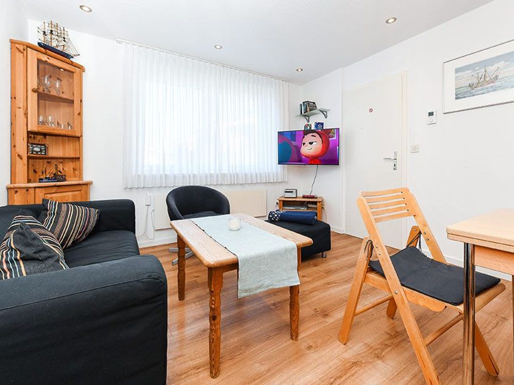 Wohnzimmer mit räumlich abgeteilter Küchennische