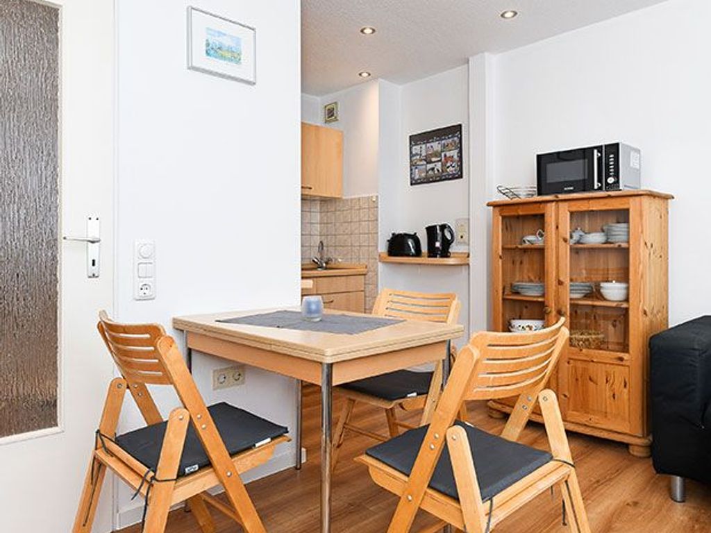 Wohnzimmer mit räumlich abgeteilter Küchennische