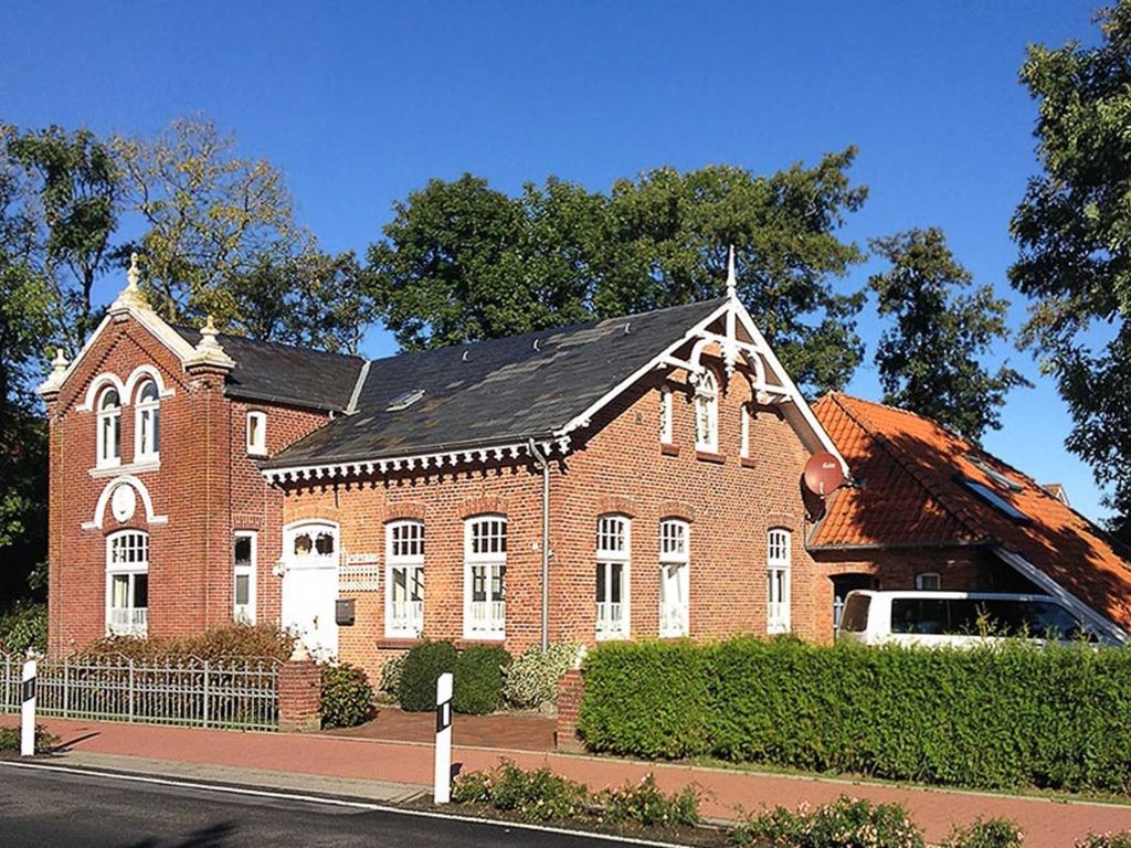Ansicht des Anwesens, rechts hinten das Ferienhaus ,,Huus Tide