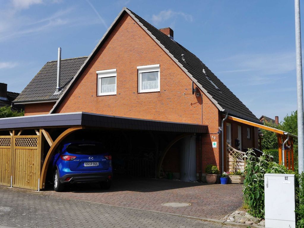 Wohnhaus mit Carport