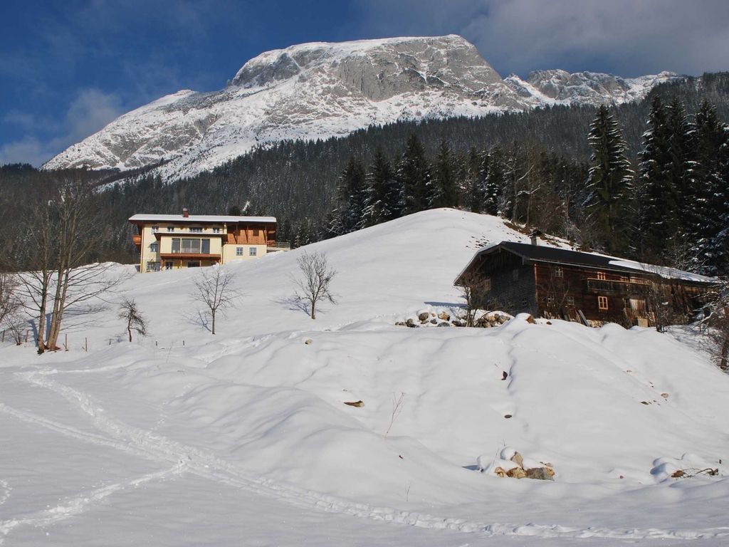 Haus Schipplegg mit den Ferienwohnungen und Bauernhütte Schipplbadstube