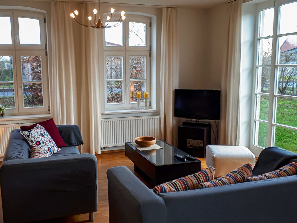 Wohnraum mit Sitzecke und TV