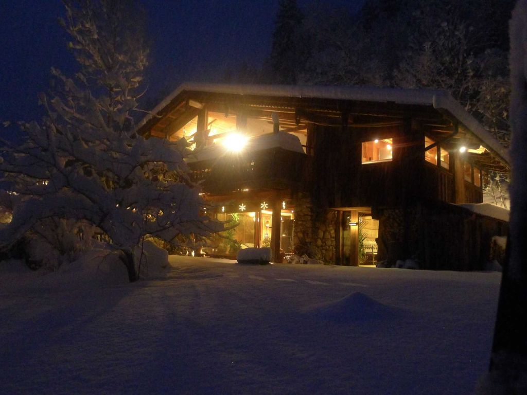 Luxus Chalet am Abend