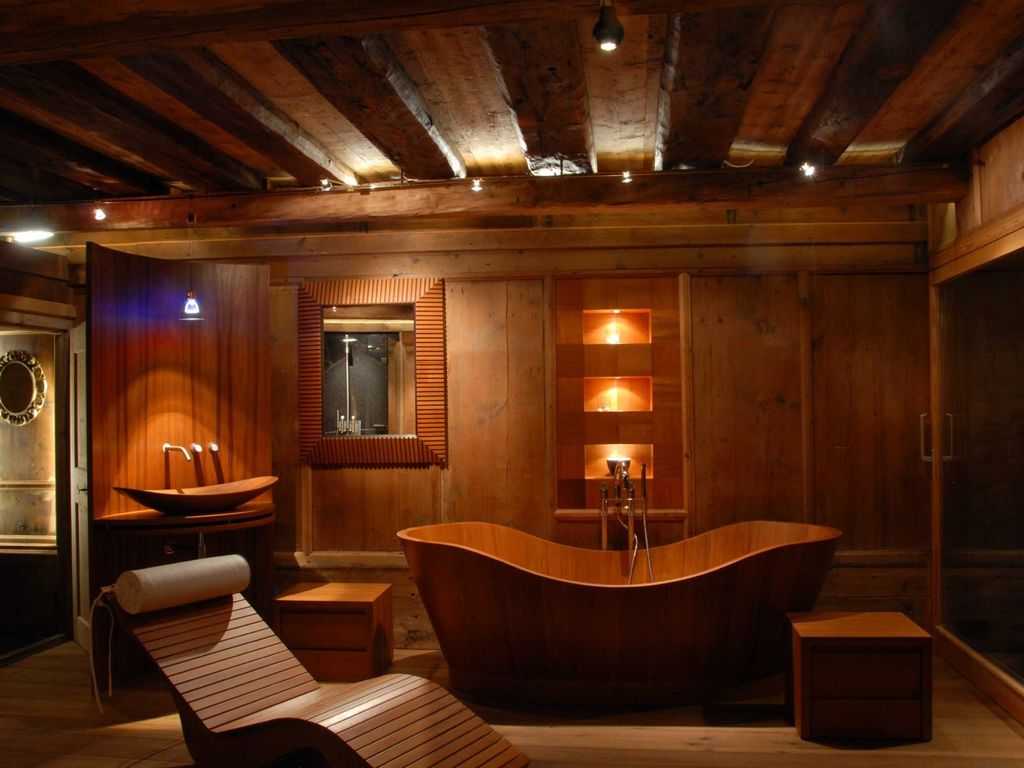 Wellnessbereich mit freistehender Holzbadewanne