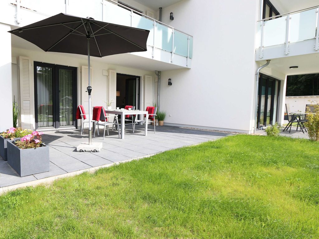 Haus Windrose Thiessow – offene Küche mit Holzarbeitsplatte