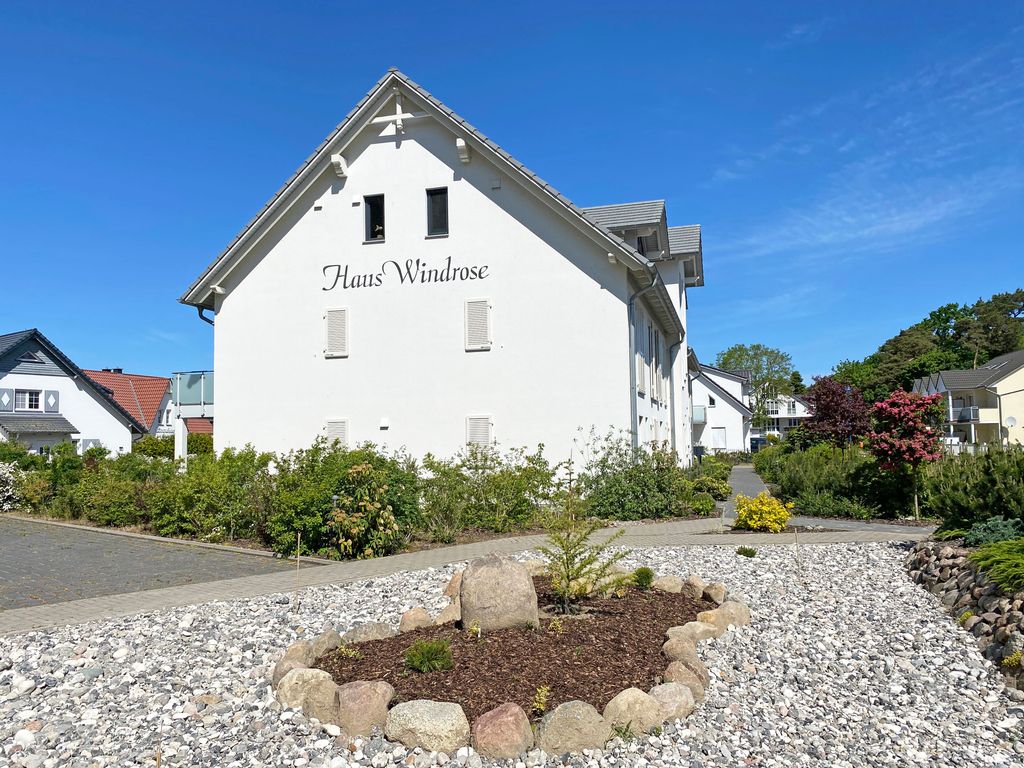 Haus Windrose Thiessow – heller Wohnbereich einer Ferienwohnung