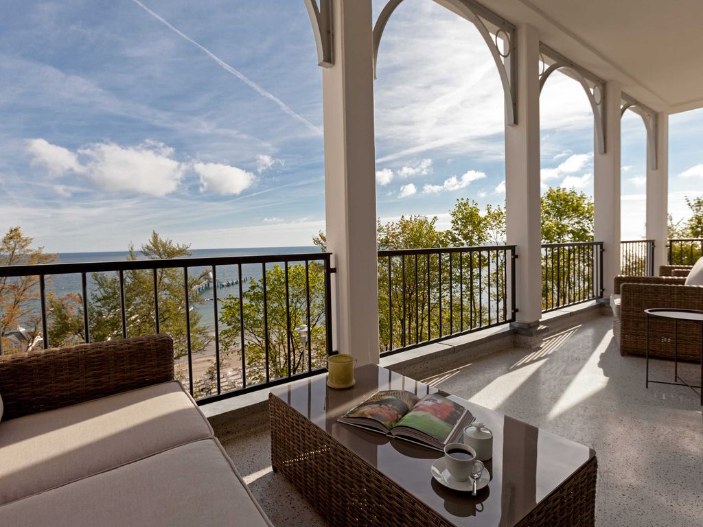 Große Loggia mit Blick auf die Ostsee und die Selliner Seebrücke