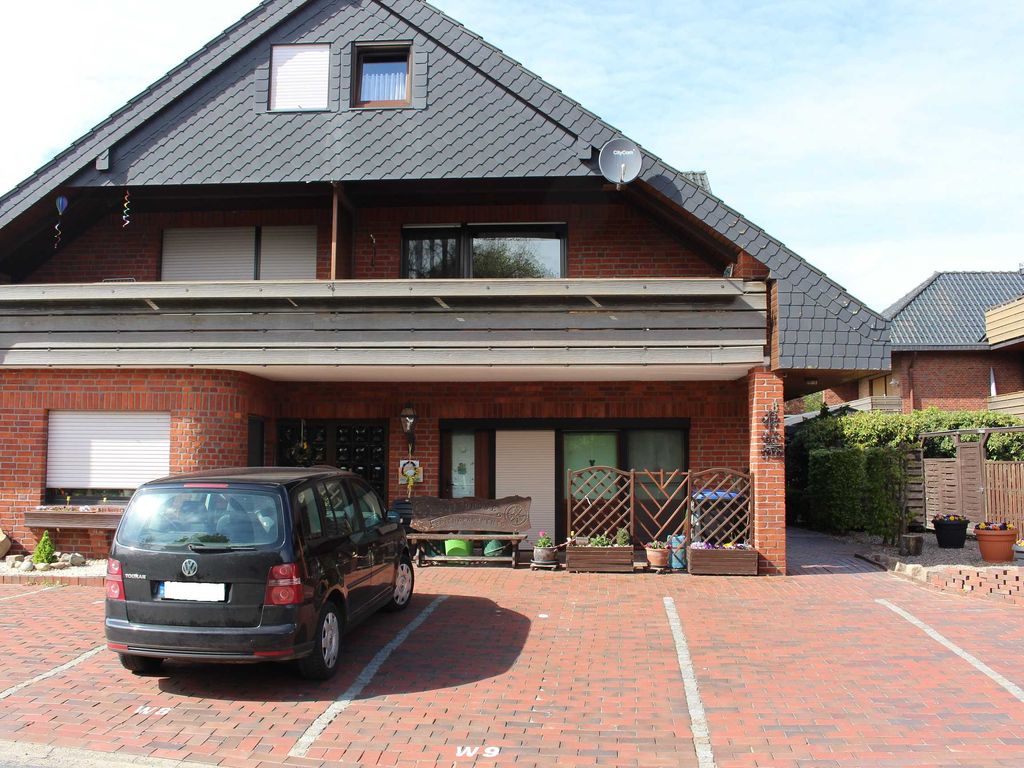 Straßenansicht mit hauseigenen Parkplätzen - Ferienwohnung Windrose 3 finden Sie oben rechts, mit Blakon.