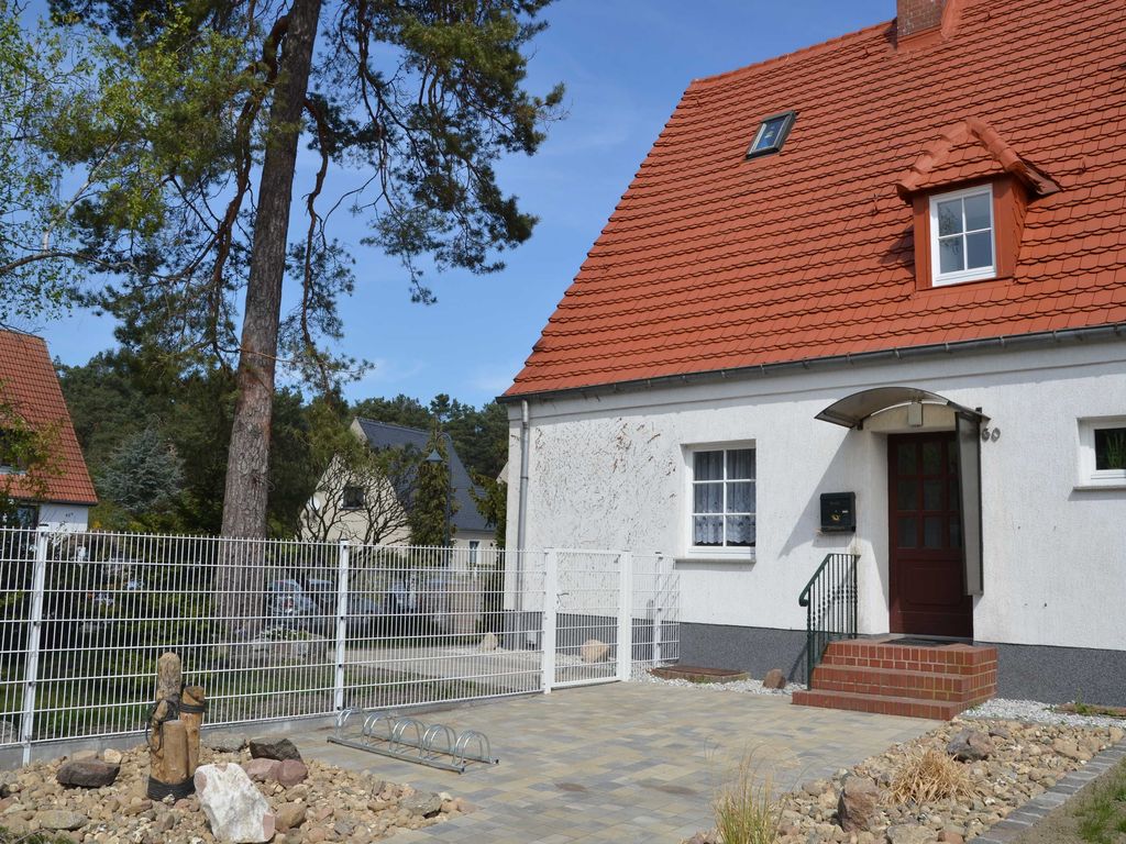 Ferienhaus Hannahliese im Ostseebad Karlshagen auf Usedom - Das komplett eingezäunte Ferienreihenhaus Hannahliese auf der Insel Usedom an der Ostsee, liegt im Ostseebad Karlshagen auf einem schönen, mit Rasen und Sträuchern bepflanzten Grundstück.