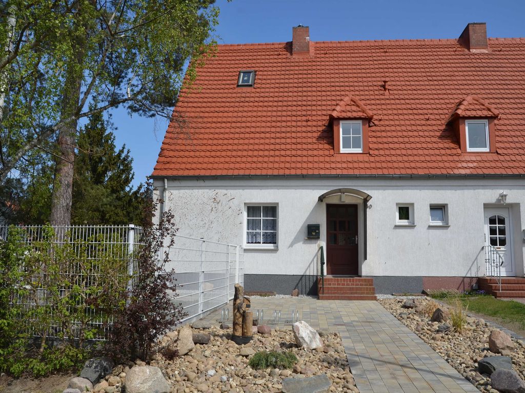 Ferienhaus Hannahliese  Familienurlaub im Ostseebad Karlshagen###br######br###Das gemütliche Ferienhaus Hannahliese im Ostseebad Karlshagen verfügt über drei Schlafzimmer mit jeweils einem Doppelbett und bietet Platz für bis zu 6 Personen. In zwei Schlafzimmern ist zusätzlich Platz für jeweils ein Baby im Babybett.###br######br###Die schöne Terrasse mit Gartenmöbeln lädt zum Entspannen und gemütlichen Beisammensein ein. Auch Ihr Vierbeiner ist herzlich willkommen. Im Außenbereich steht dafür ein überdachter Doppelzwinger mit Auslauf zur Verfügung.###br######br###Der Ostseestrand ist etwa 950 m entfernt und bequem zu Fuß erreichbar. Einkaufsmöglichkeiten befinden sich bereits in ca. 450 m Entfernung. ###br######br###Zwei Autostellplätze stehen am Haus zur Verfügung.