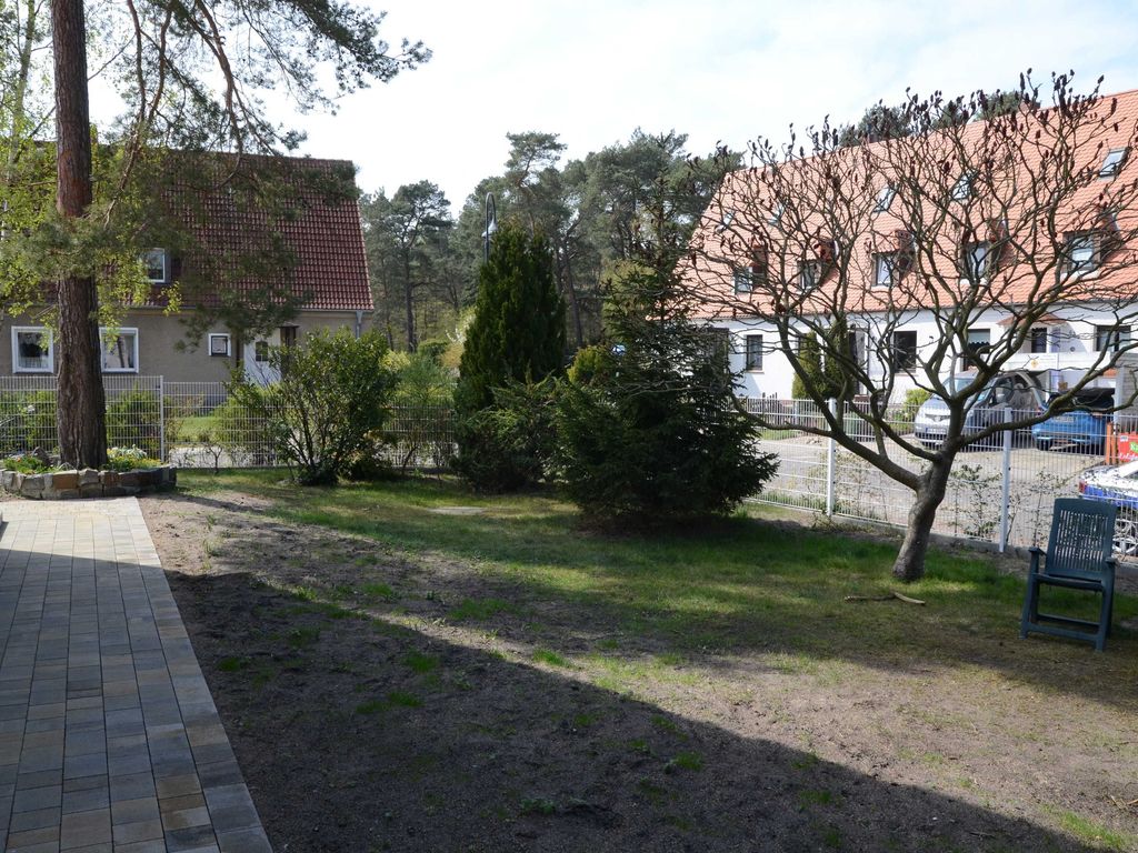 Ferienhaus Hannahliese -  im Ostseebad Karlshagen auf Usedom###br######br###Das gemütliche Ferienhaus Hannahliese im Ostseebad Karlshagen liegt auf einem gepflegten, mit Rasen und Sträuchern bepflanzten Grundstück. In unmittelbarer Nähe beginnt der Wald, der zu erholsamen Spaziergängen und Ausflügen in die Natur einlädt.
